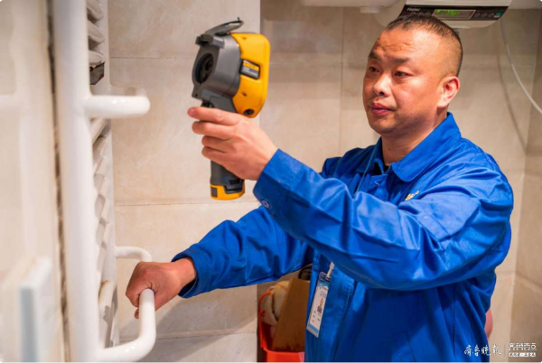 一天處理30多個供熱問題，他們有時一上午出不了一個樓棟